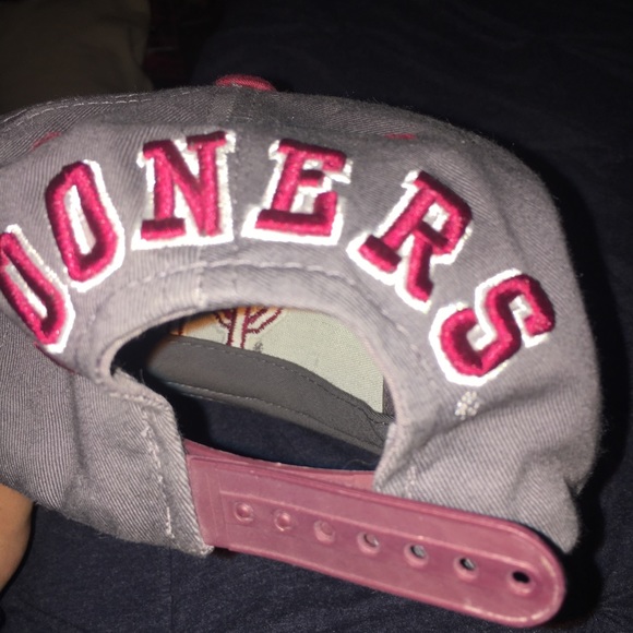 A hat - Picture 3 of 3